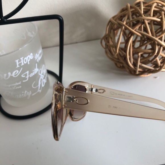 Oscar de la Renta | Sunglasses - Picture 3 of 3